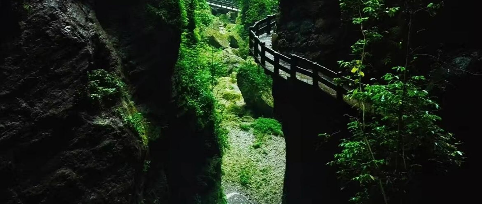 Go to Longshui Gorge, cross the narrow gap, listen to the whispers of the waterfall, and enjoy the scenery immersively