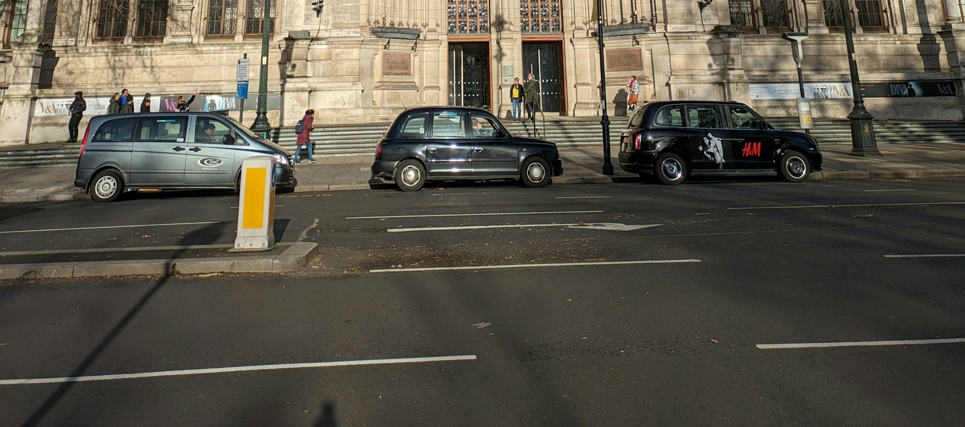 維多利亞和阿爾伯特博物館（Victoria and Albert Museum），通常簡稱為V&A，是世界著名的藝術、設計和創意殿堂。這座標誌性博物館位於倫敦市中心，館藏豐富而多元，時間跨度超過5,000年。