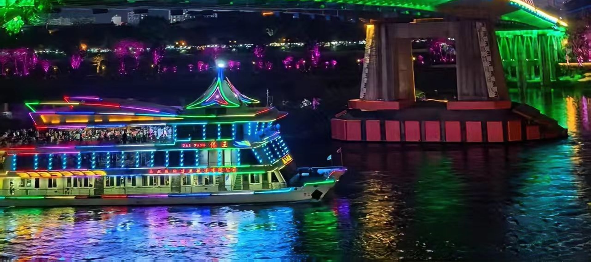 碼頭緊鄰景洪港夜市,遊覽結束後可步行至星光夜市,體驗傣味燒烤與文創購物 碼頭緊鄰景洪港夜市,遊覽結束後可步行至星光夜市,體驗傣味燒烤與文創購物