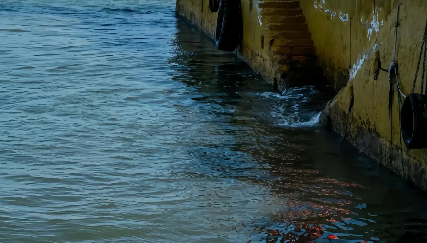 The Nan'ao Bridge is located in Shantou City, Guangdong Province, starting from Laiwu Tourist Resort in Chenghai District, Shantou City in the west, crossing the Houjiang Bay Strait, passing through Fengyu Island, and ending in the east at Changshanwei in