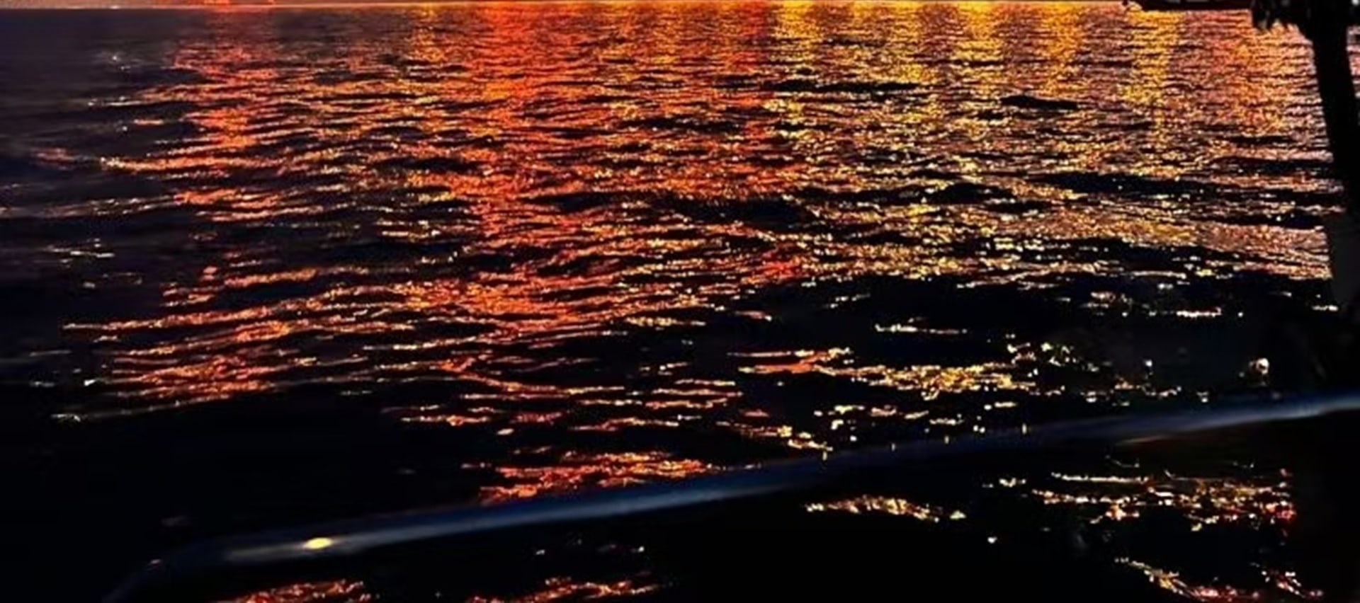 晚霞將天空染成橙紅、粉紫漸變色調,海面倒映著霞光,返程時還能遇見 “海鷗歸巢” 的壯觀場景,群鳥掠過海面飛向岸邊樹林,十分靈動 晚霞將天空染成橙紅、粉紫漸變色調,海面倒映著霞光,返程時還能遇見 “海鷗歸巢” 的壯觀場景,群鳥掠過海面飛向岸邊樹林,十分靈動