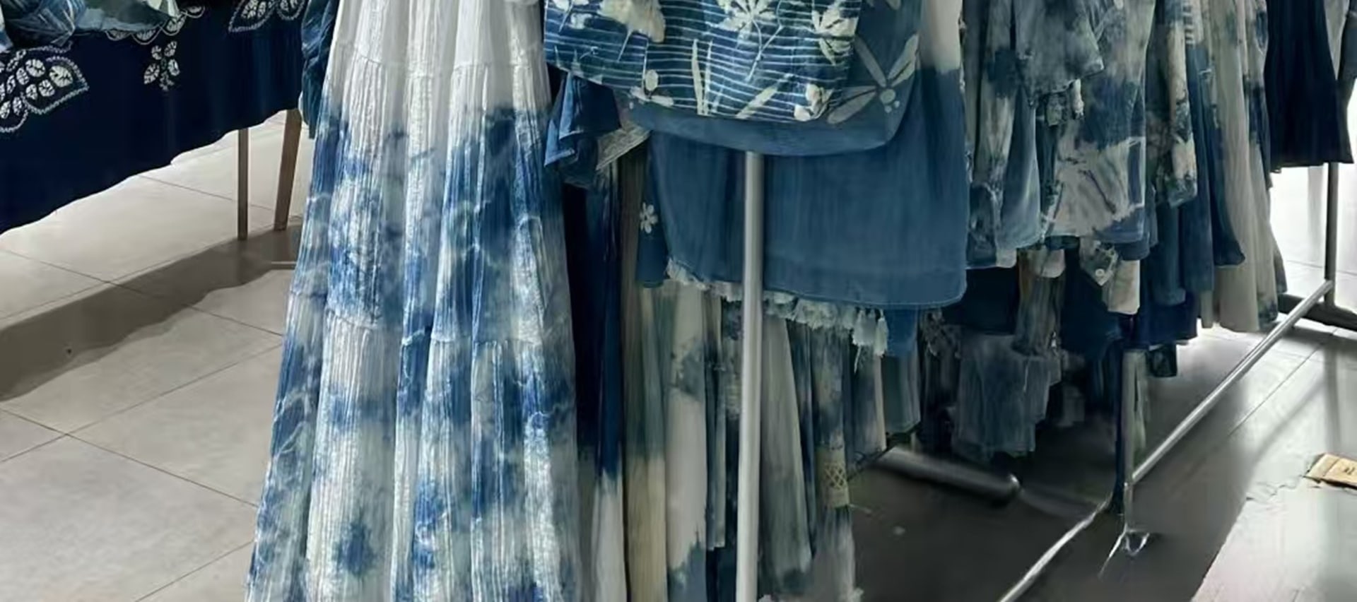 提供茶巾、圍巾、帆布包等基礎載體，可自選扎染手法與釉彩主題，比如為茶空間定製印有水鄉元素的茶巾，或為旅行紀念創作帶有名字縮寫的圍巾