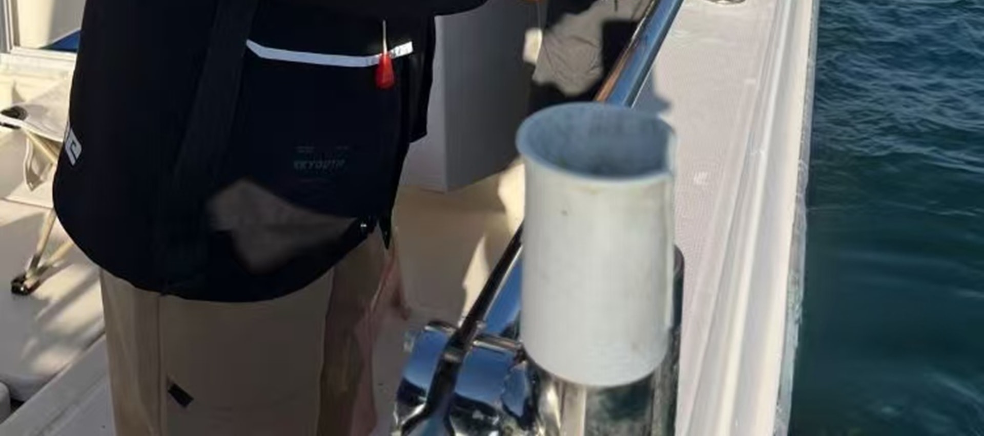 配備兒童專屬輕量化碳素魚竿,船長全程蹲式教學,從 “掛餌 — 拋竿 — 識魚訊 — 起魚” 拆解動作,確保 30 分鐘內掌握基礎技巧 配備兒童專屬輕量化碳素魚竿,船長全程蹲式教學,從 “掛餌 — 拋竿 — 識魚訊 — 起魚” 拆解動作,確保 30 分鐘內掌握基礎技巧