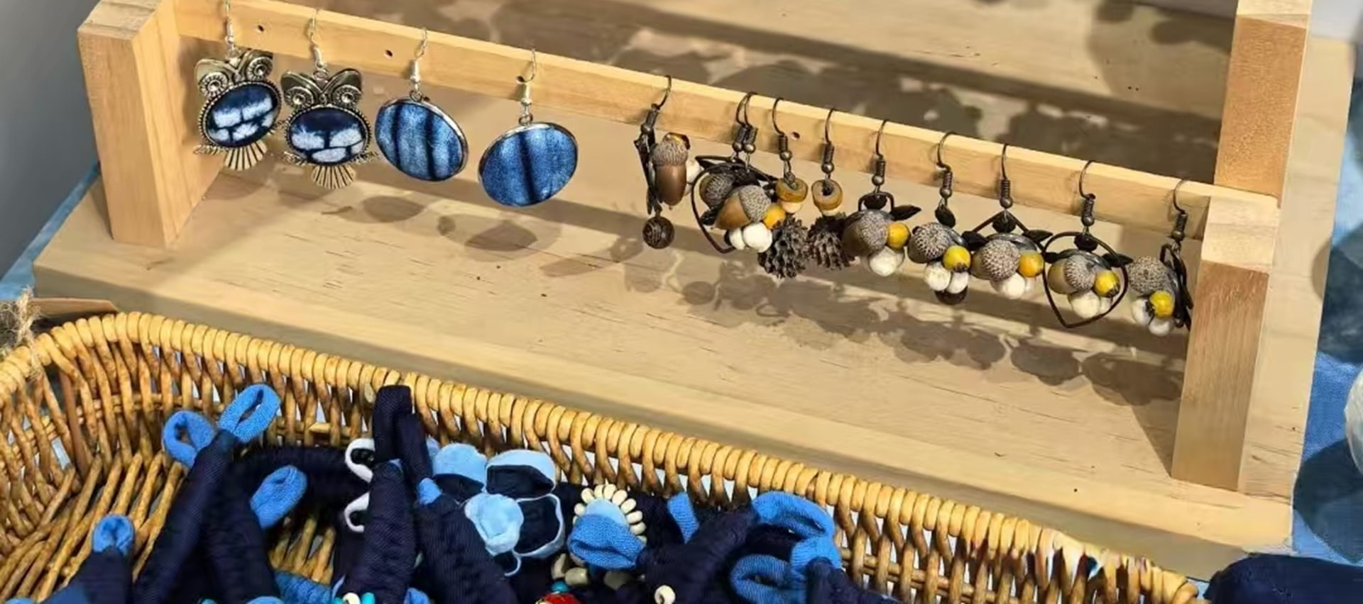 針對零基礎訪客，提供 20 餘種基礎紋樣模板，手把手演示橡皮筋捆紮、夾子固定等關鍵手法，即使是兒童也能快速掌握