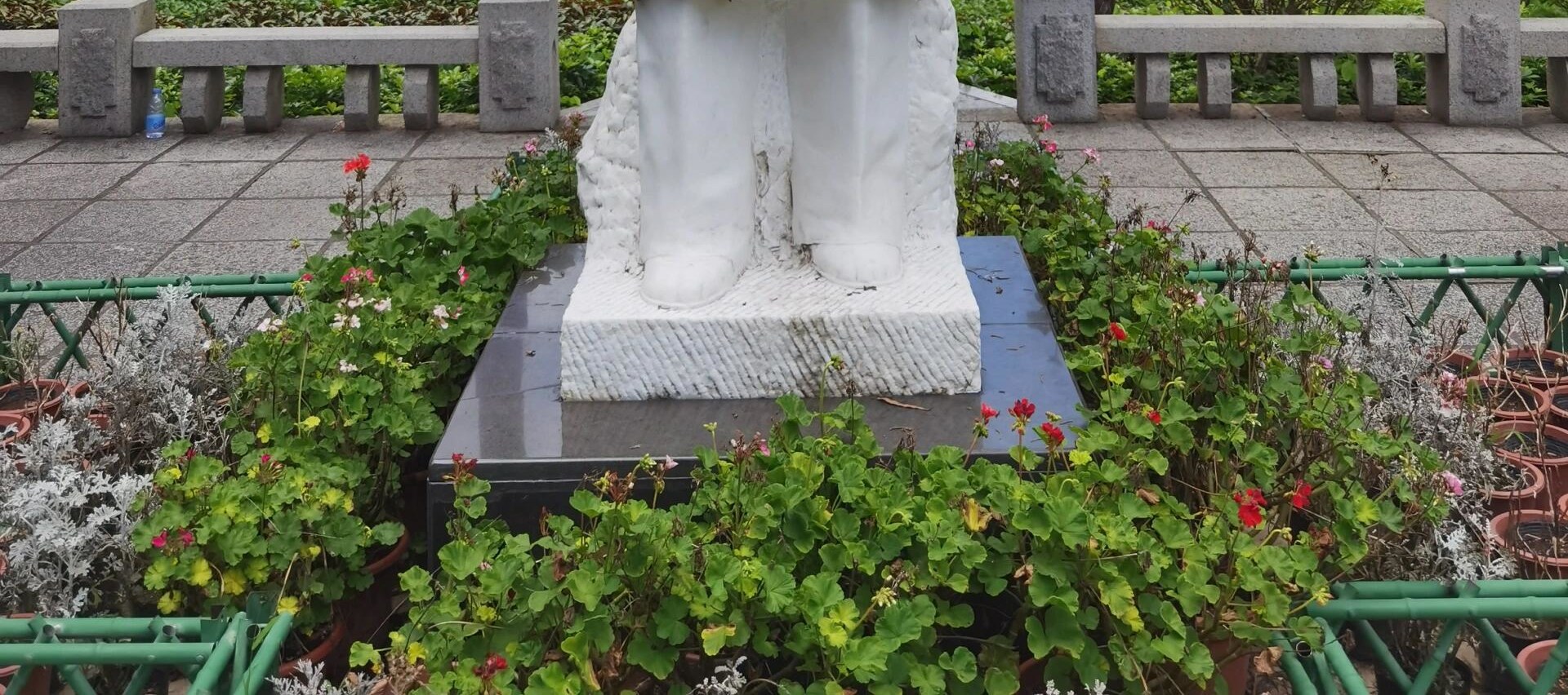 毓園位於鼓浪嶼東南部復興路，即林巧稚大夫紀念園，為紀念人民醫學家林巧稚大夫而建。毓園之"毓"，就是培育養育之意，故得名。建有“林巧稚大夫生平事蹟展覽室”。