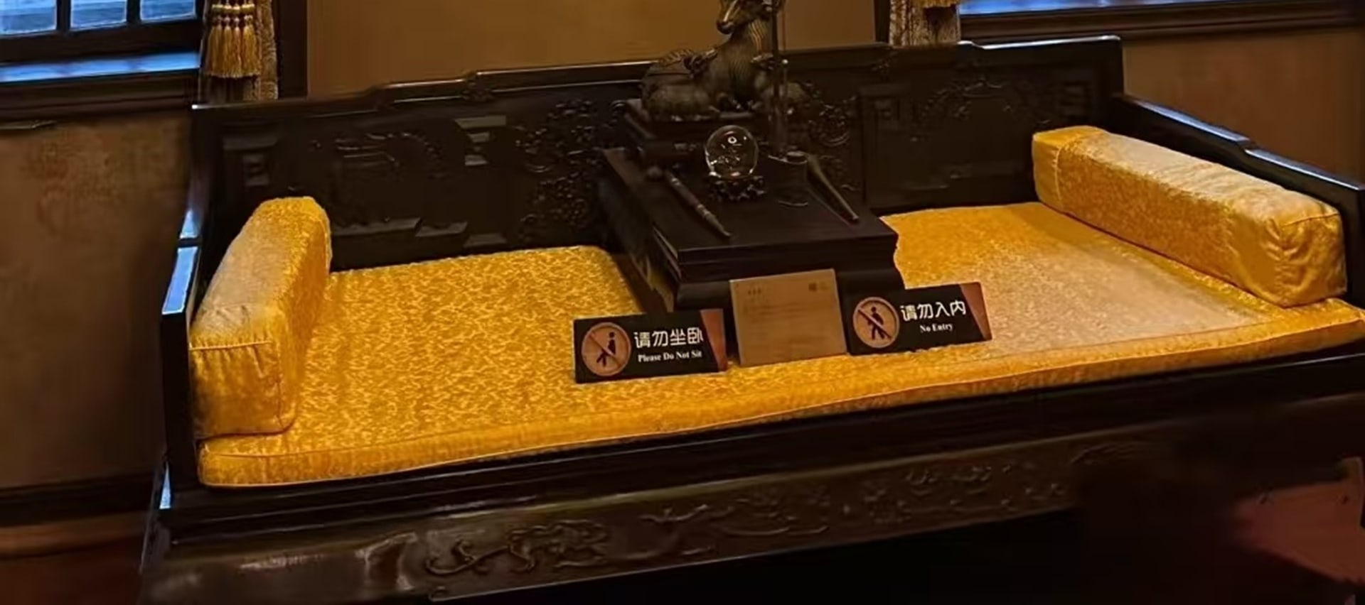 客廳內擺放著民國時期的歐式真皮沙發、紅木茶几與落地臺燈,牆壁上掛著西式油畫,天花板上懸掛著水晶吊燈,盡顯豪華 客廳內擺放著民國時期的歐式真皮沙發、紅木茶几與落地臺燈,牆壁上掛著西式油畫,天花板上懸掛著水晶吊燈,盡顯豪華