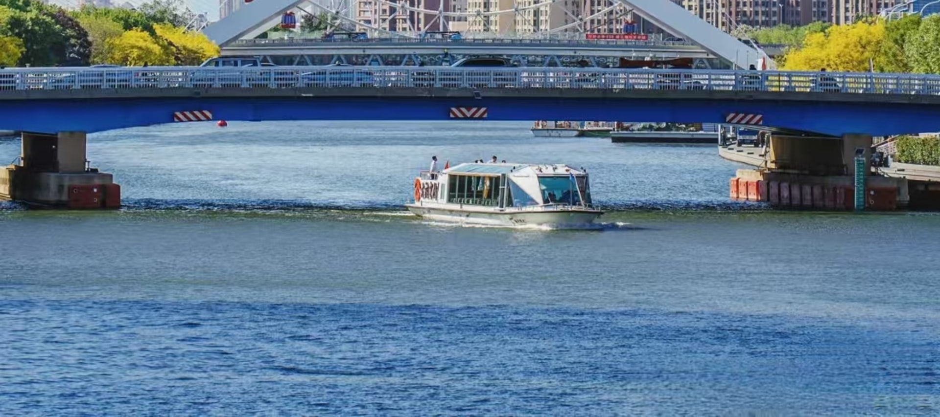 它宛如一幅長長的風景畫卷,景色包含美麗的海河公園、聞名於國內外的望海樓教堂 它宛如一幅長長的風景畫卷,景色包含美麗的海河公園、聞名於國內外的望海樓教堂