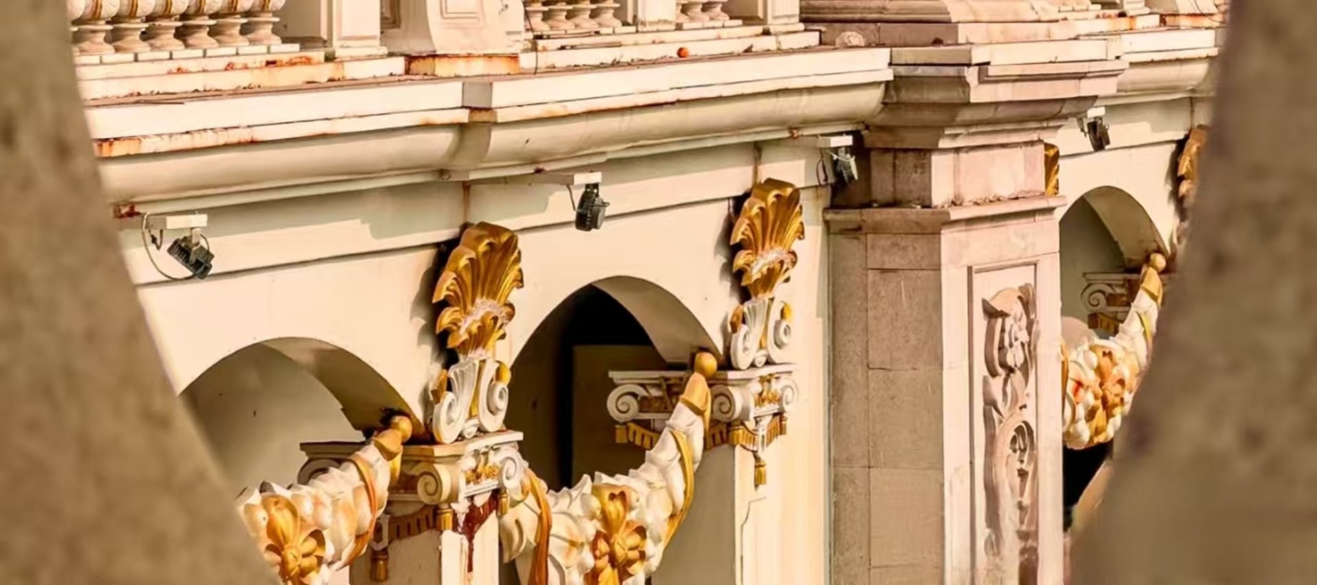 每當夜晚華燈初上,與海河夜景中璀璨的燈火相互映襯,尤其美麗 每當夜晚華燈初上,與海河夜景中璀璨的燈火相互映襯,尤其美麗