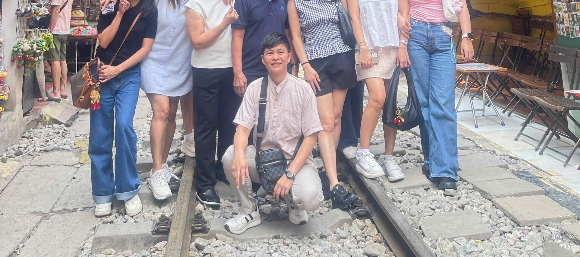走訪河內這條獨特的火車街,您會驚訝於當地居民在鐵軌旁生活的那份平靜與習以為常。 走訪河內這條獨特的火車街,您會驚訝於當地居民在鐵軌旁生活的那份平靜與習以為常。