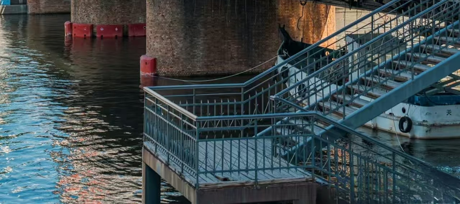 海河風景線,始於三岔口,止於大光明橋,橫穿繁華的天津市區 海河風景線,始於三岔口,止於大光明橋,橫穿繁華的天津市區