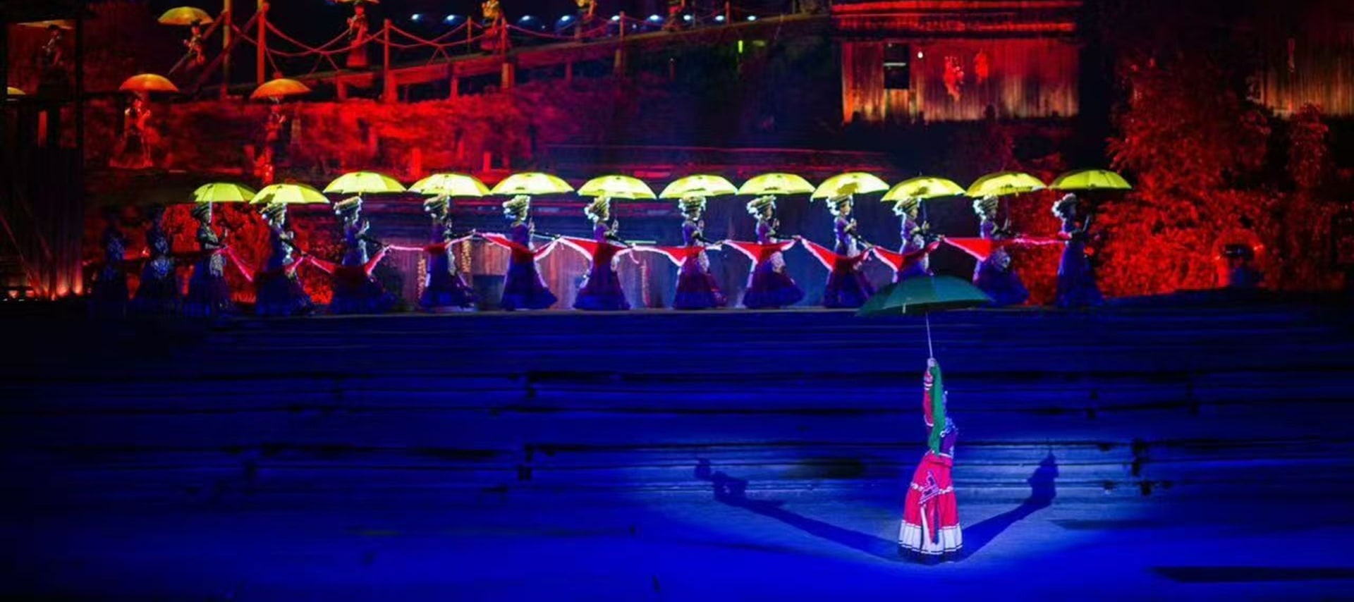 背景音樂以彝族月琴、口弦等傳統樂器為基底,搭配現場合唱的民謠,時而悠揚時而激昂;燈光隨劇情切換,日落時用暖光渲染溫情,狂歡時以紅光點燃氛圍,與自然光影完美融合 背景音樂以彝族月琴、口弦等傳統樂器為基底,搭配現場合唱的民謠,時而悠揚時而激昂;燈光隨劇情切換,日落時用暖光渲染溫情,狂歡時以紅光點燃氛圍,與自然光影完美融合
