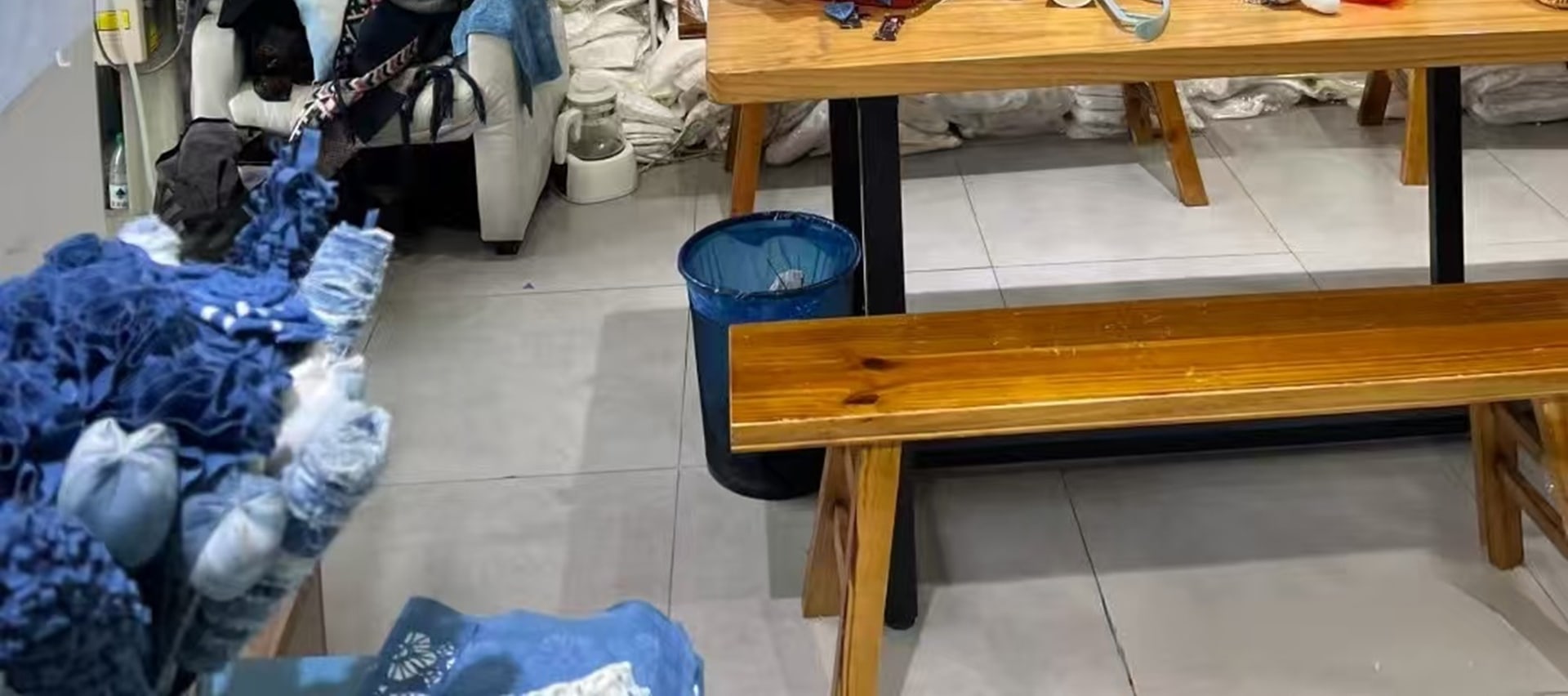 工坊的靛藍色與烏鎮的水鄉色調天然契合，當遊客帶著扎染作品離開，便帶走了 “可觸摸的江南記憶”，讓烏鎮的文化名片更加鮮活立體