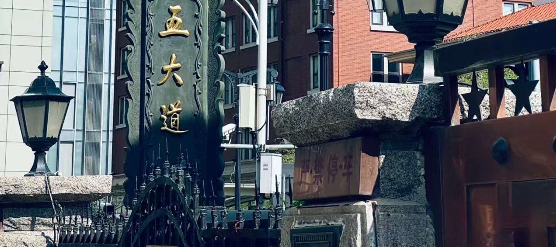 這裡曾經是英界,在民國時期,清朝遺老、北洋政府裡很多官員名流都曾在這裡寓居,一棟棟優美典雅的洋房彷彿在訴說著津門曾經的風雲故事 這裡曾經是英界,在民國時期,清朝遺老、北洋政府裡很多官員名流都曾在這裡寓居,一棟棟優美典雅的洋房彷彿在訴說著津門曾經的風雲故事