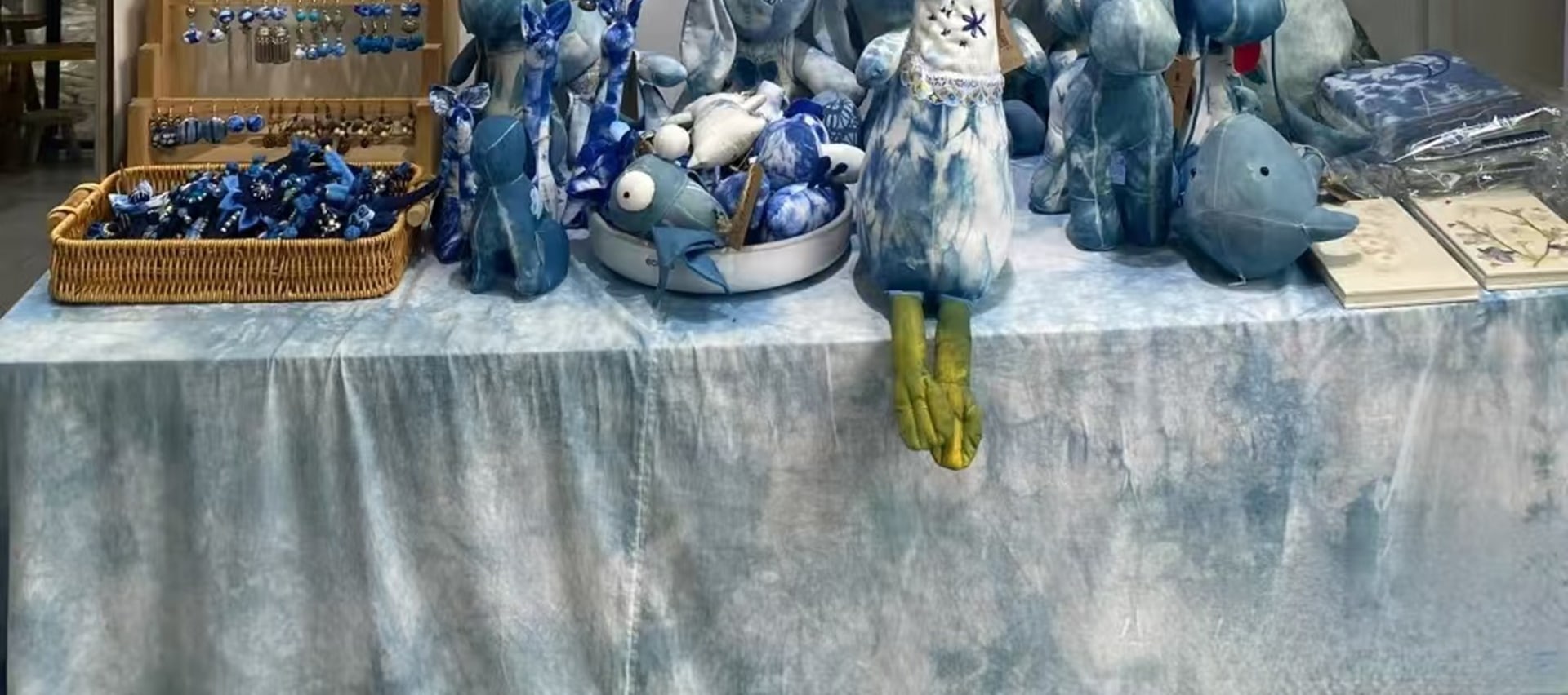 布料浸入染缸時呈深灰色，取出氧化後逐漸變藍，第一次染色偏淺灰藍，復染則加深為靛藍，每一次提染都能收穫不同色調，如同 “色彩魔法”