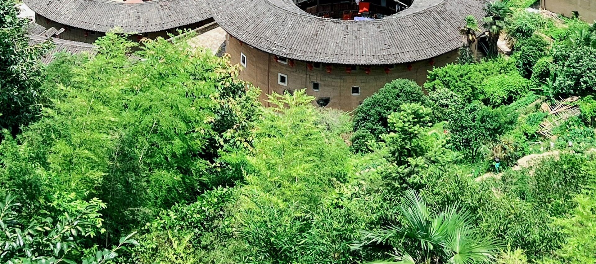 田螺坑土樓群位於福建漳州南靖縣書洋鎮,是由一座方樓、三座圓樓和一座橢圓樓組成的客家土樓建築群,依照 “明堂五室” 規劃佈局,按 “金木水火土” 五行相生次序建造,造型獨特,被稱為 “四菜一湯”,是世界文化遺產和全國重點文物保護單位 田螺坑土樓群位於福建漳州南靖縣書洋鎮,是由一座方樓、三座圓樓和一座橢圓樓組成的客家土樓建築群,依照 “明堂五室” 規劃佈局,按 “金木水火土” 五行相生次序建造,造型獨特,被稱為 “四菜一湯”,是世界文化遺產和全國重點文物保護單位