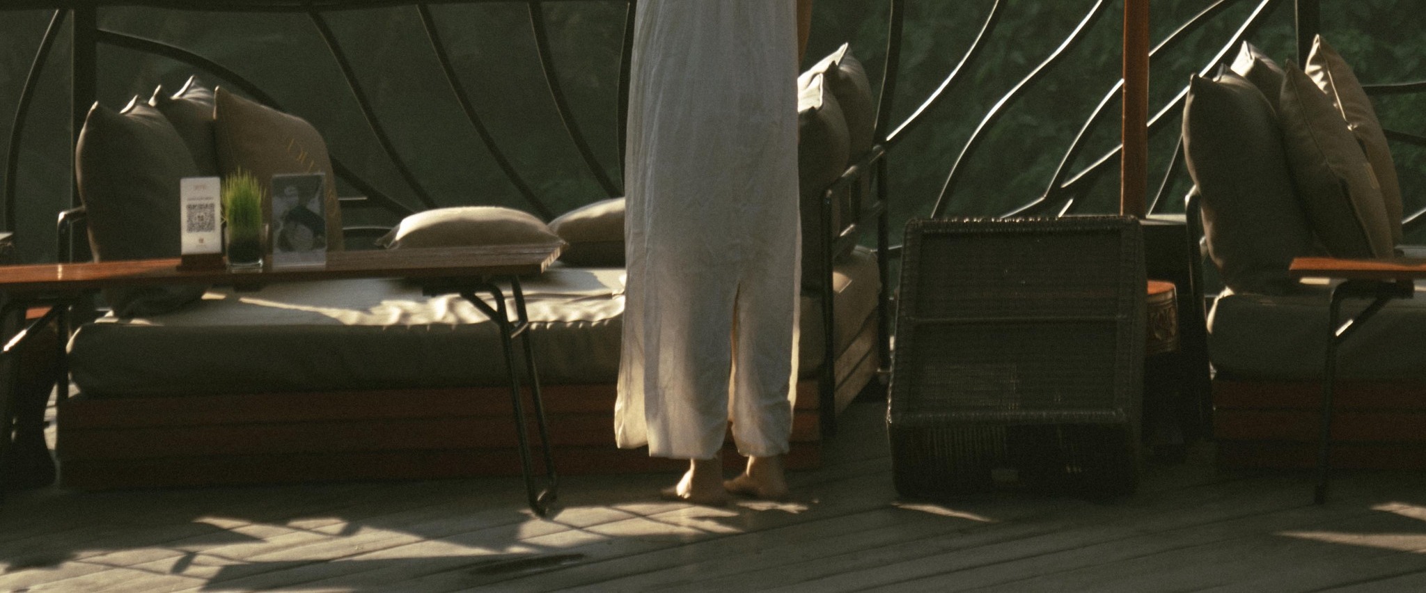 在Omma Dayclub與朋友共度夢幻般的日子，泳池中迴盪著歡笑聲，瀑布的背景描繪出我們完美的休閒畫布。