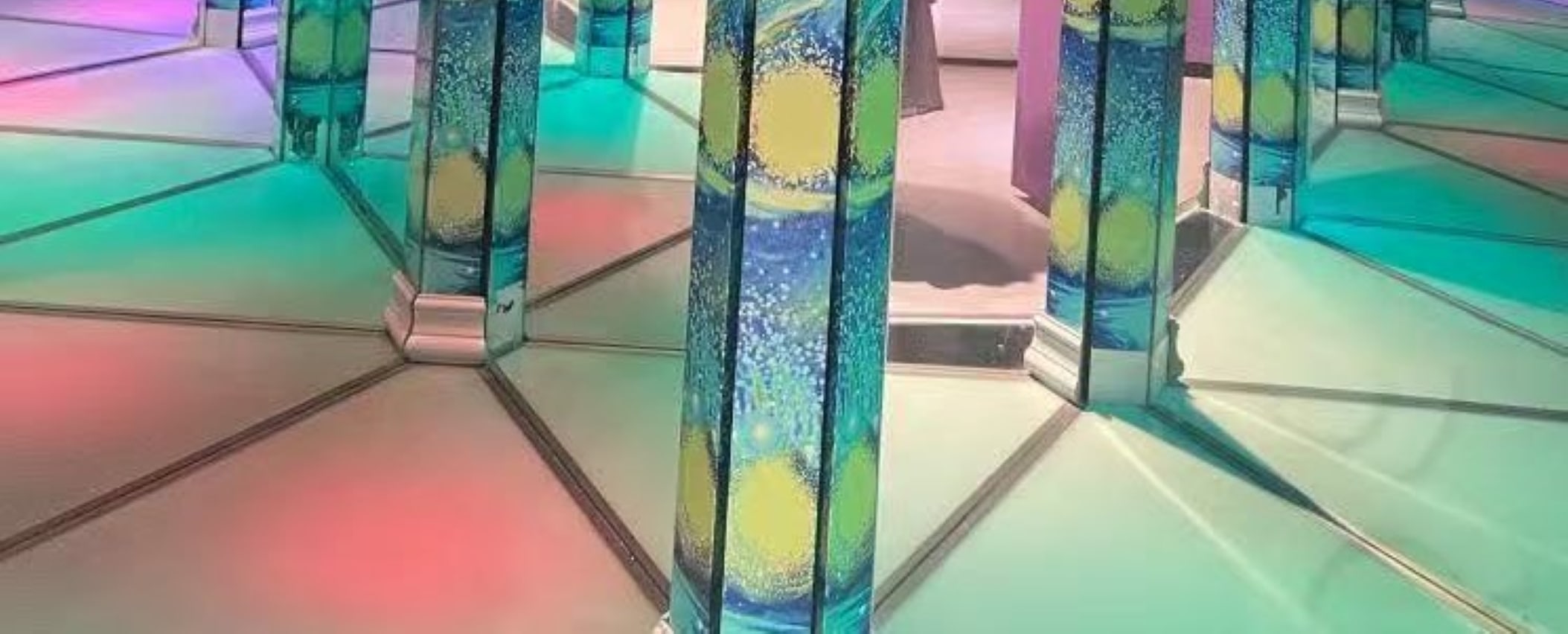 聲光電在此夢幻交融，燈光變化自帶濾鏡效果