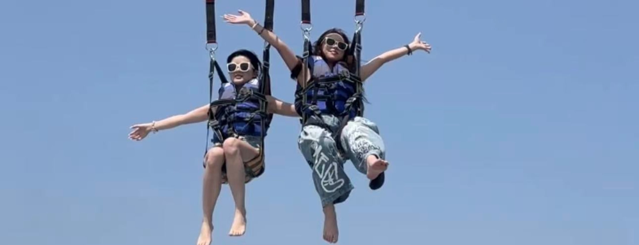 As the parasail takes you away from the sea, worries seem to be left behind. The sea is as blue as clear glass, the fishing boats are as small as building blocks, the wind passes through your armpits, and your breathing becomes light.