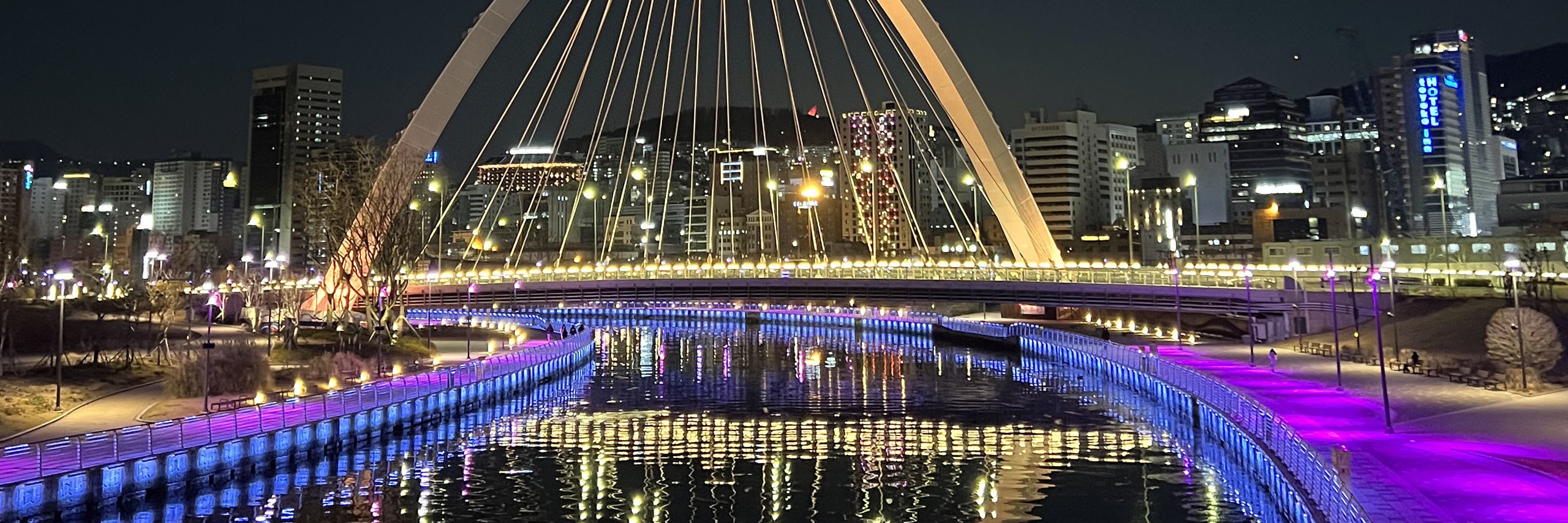鎮西湖畔公園是首屈一指的夜景勝地，擁有被絢麗彩虹燈光照亮的迷人全景。