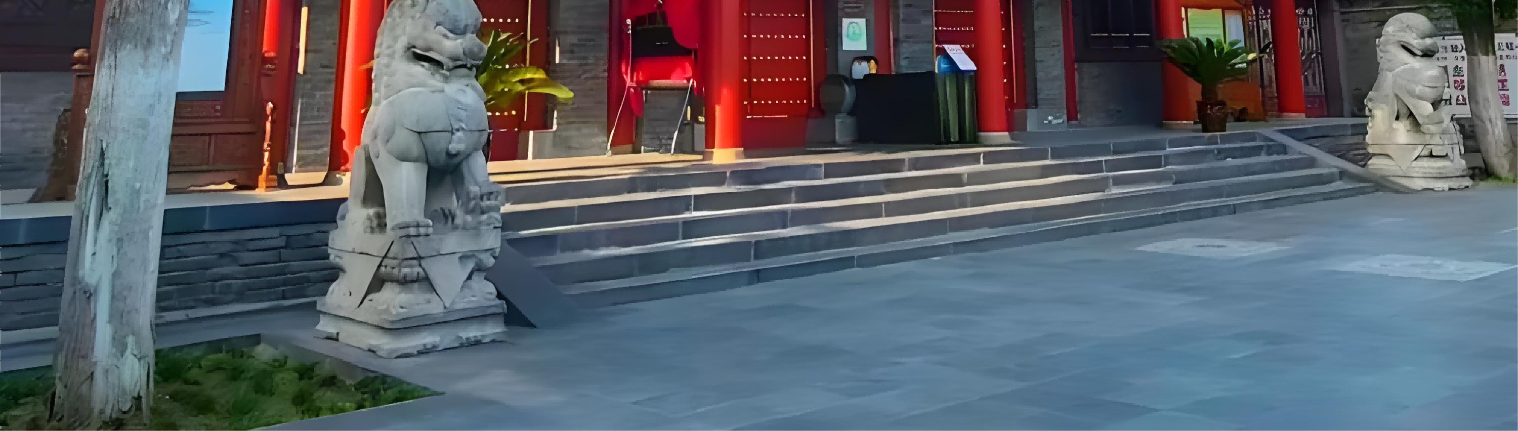 道教全真派十方叢林聖地，古柏參天中供奉八仙神像，青菸繚繞間沉澱著道法自然的東方智慧