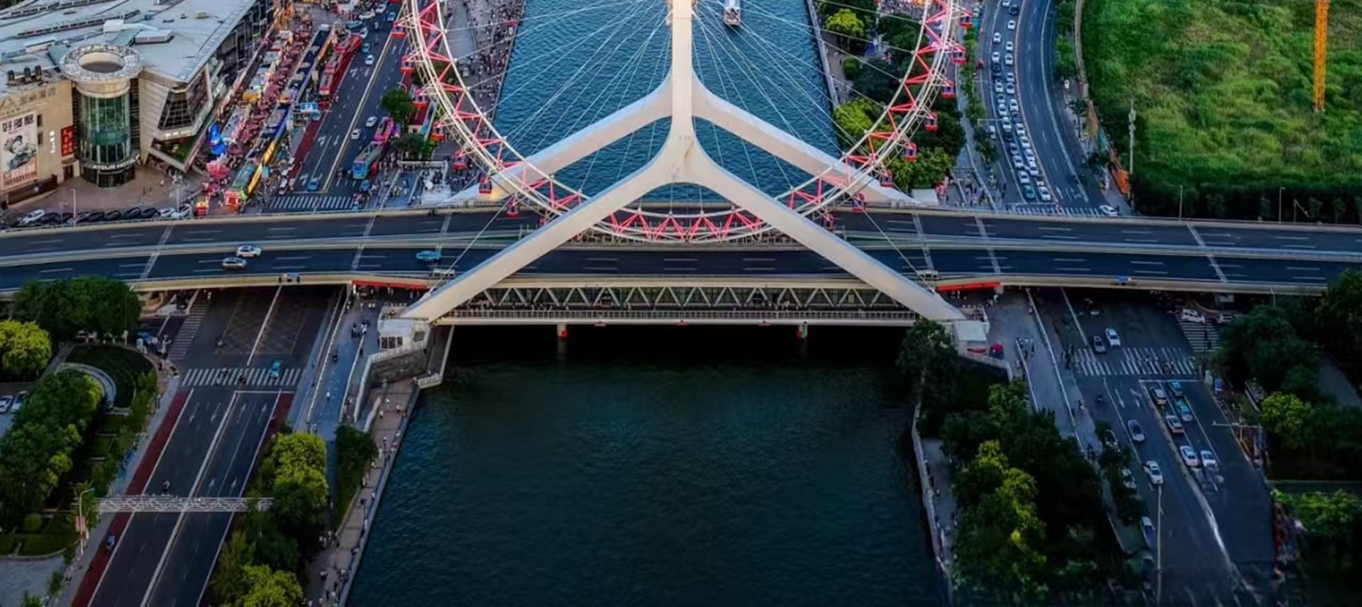 摩天輪的塔架採用箱型截面,塔腿與塔柱成 120 度夾角,輪箍採用三角形斷面鋼管桁架式結構 摩天輪的塔架採用箱型截面,塔腿與塔柱成 120 度夾角,輪箍採用三角形斷面鋼管桁架式結構