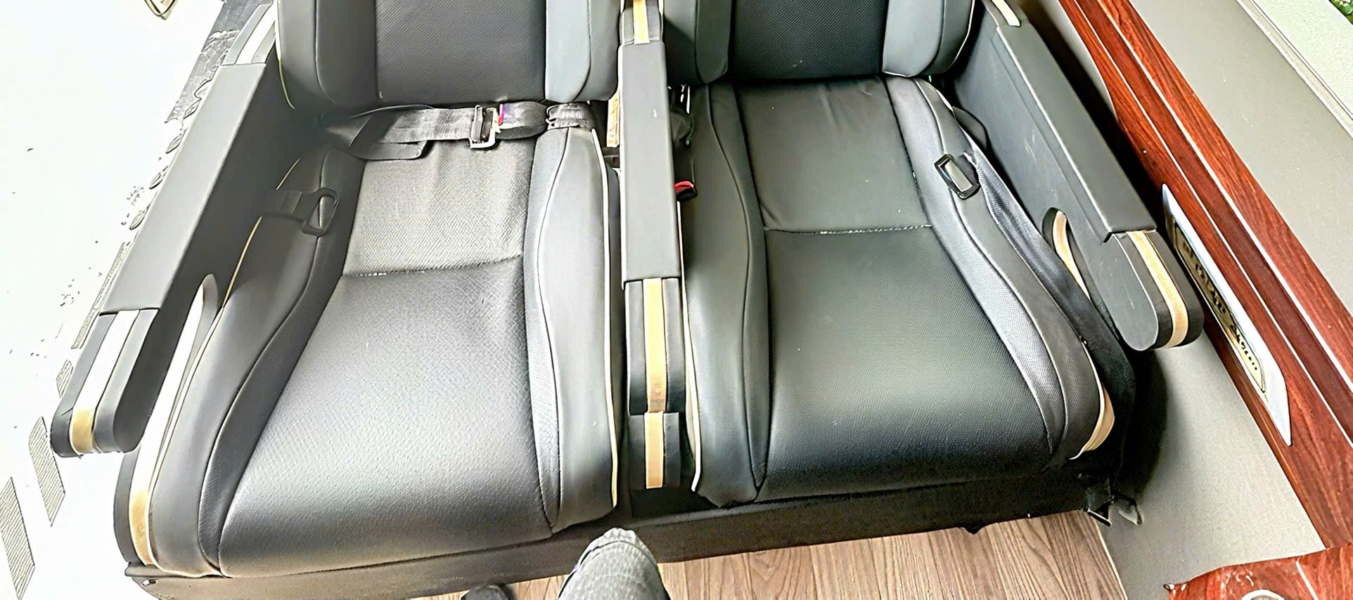 9-Seat Limousine Bus