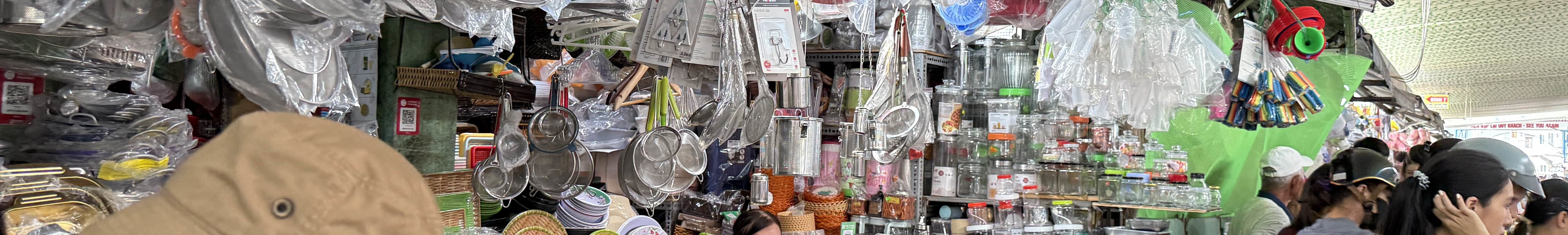 探索 Con Market – 漫步於這座城市最熱鬧的市場，並在充滿活力的美食廣場內品嚐道地的風味小吃。