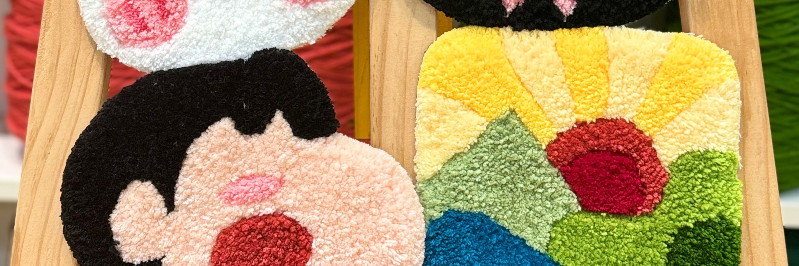 18X18cm cute coaster that are easy to tuft in an hour‘s time.