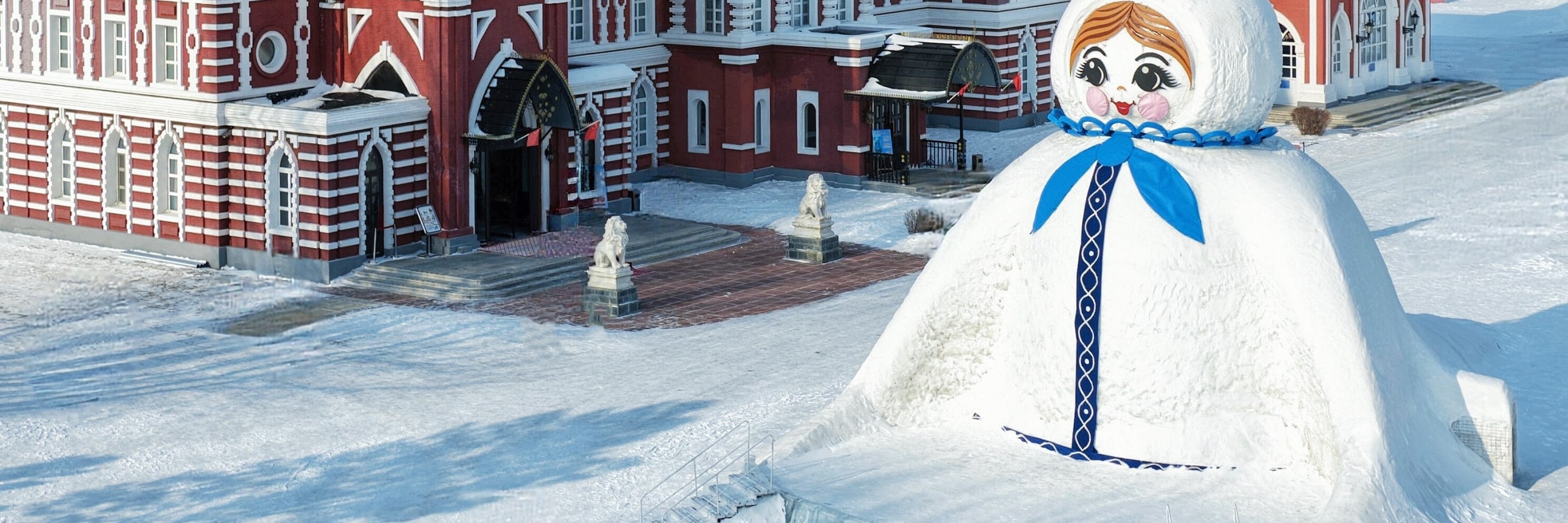 紅牆金頂的俄式建築搭配巨型套娃雪雕,冬日伏爾加莊園的異域風情直接拉滿!純淨雪景襯得城堡更夢幻,治癒感滿滿,美到失語 紅牆金頂的俄式建築搭配巨型套娃雪雕,冬日伏爾加莊園的異域風情直接拉滿!純淨雪景襯得城堡更夢幻,治癒感滿滿,美到失語