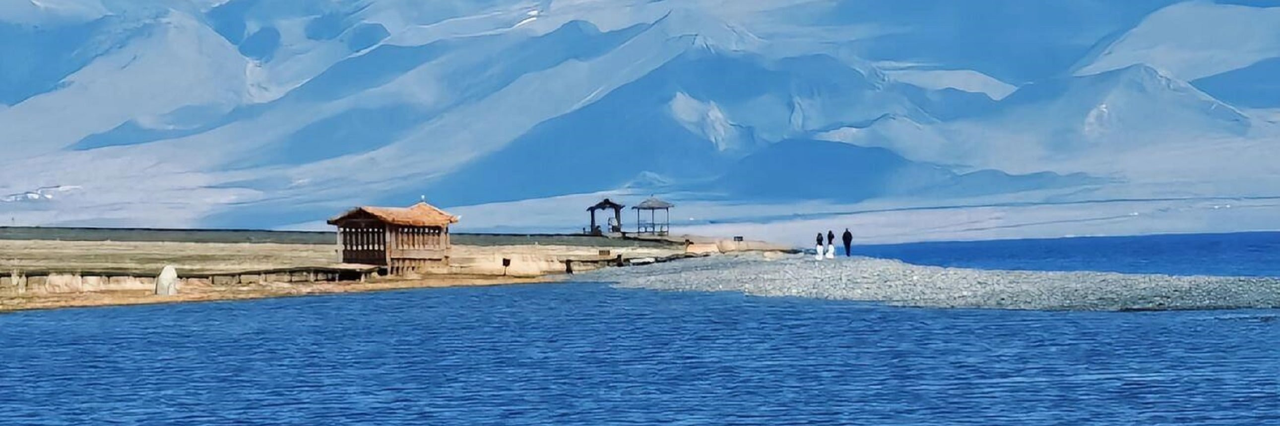 賽里木湖的藍湖與雪山相映成趣，淺灘小屋點綴其間