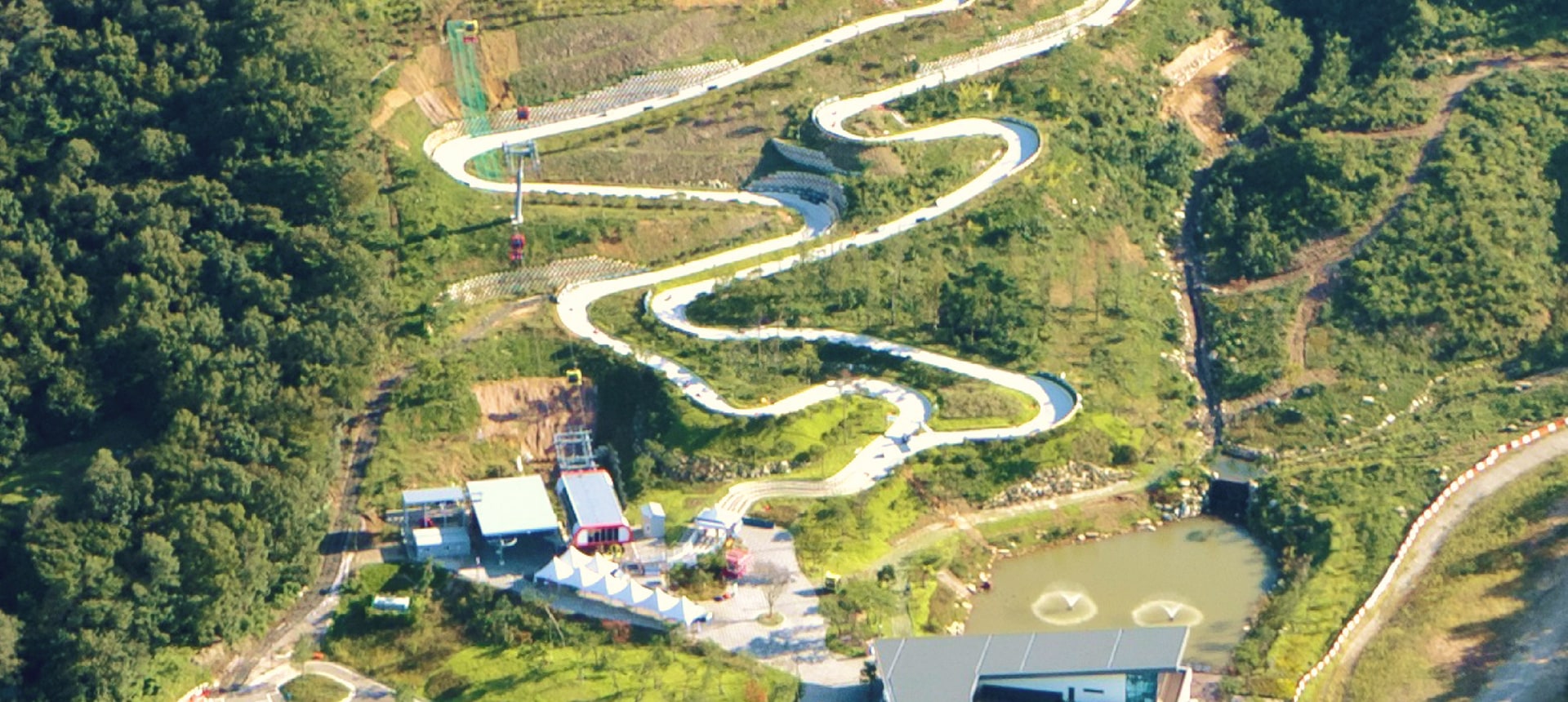 「江華島 (Ganghwa Island) 擁有如畫般的風景，這個滑車跑道蜿蜒穿梭於美景之中，樂趣無窮。