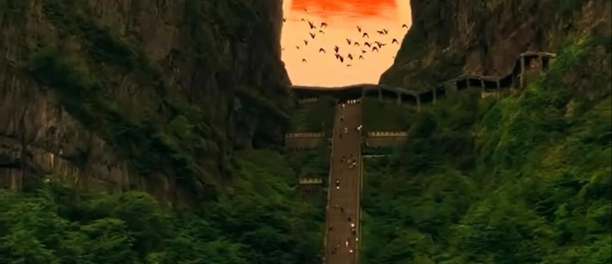 湖南張家界私家團5日遊（包車遊覽+天子山+袁家界+十里畫廊+鳳凰古城+芙蓉鎮+森林公園+自然的奇幻畫卷+仙境畫卷+贈演出票+張家界往返）