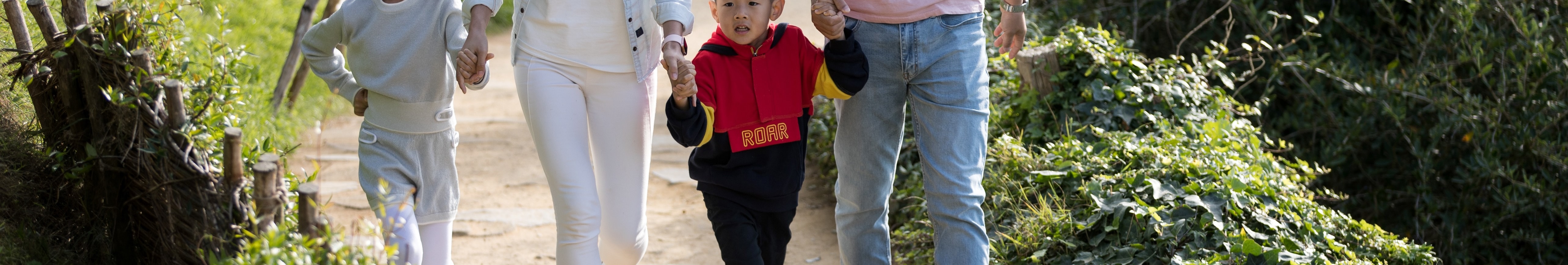 走進神奇的夏爾，漫步在綠意盎然的古樸哈比村人洞穴中