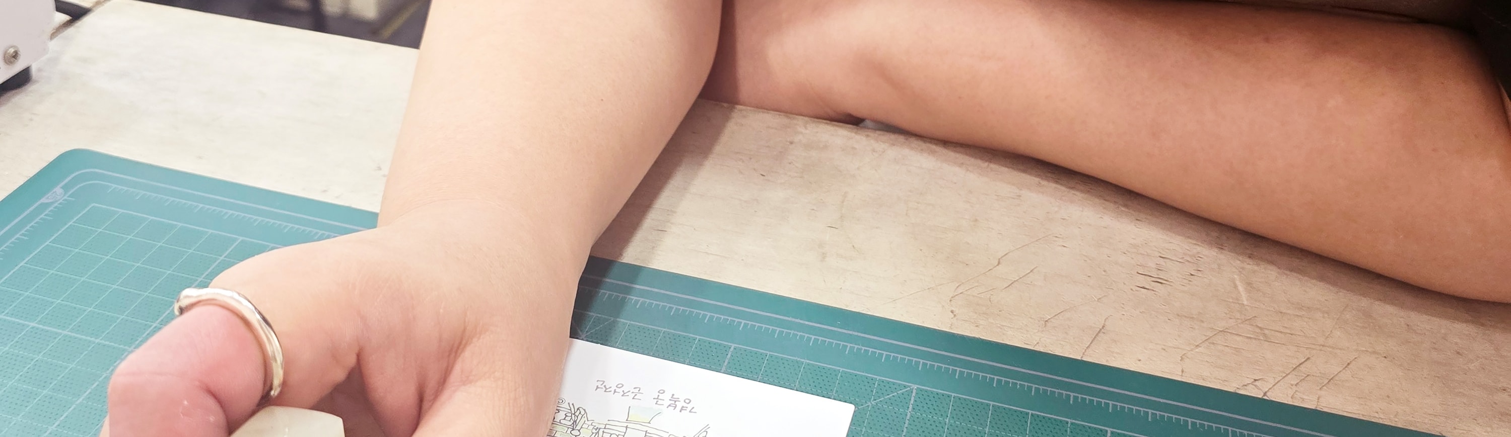 印章是一種藝術形式,它以獨特的方式,將優美的書法、繪畫和雕刻三種元素結合,在小小的石片上捕捉您的故事。它將成為您獨一無二的簽名,您的專屬印記。 印章是一種藝術形式,它以獨特的方式,將優美的書法、繪畫和雕刻三種元素結合,在小小的石片上捕捉您的故事。它將成為您獨一無二的簽名,您的專屬印記。