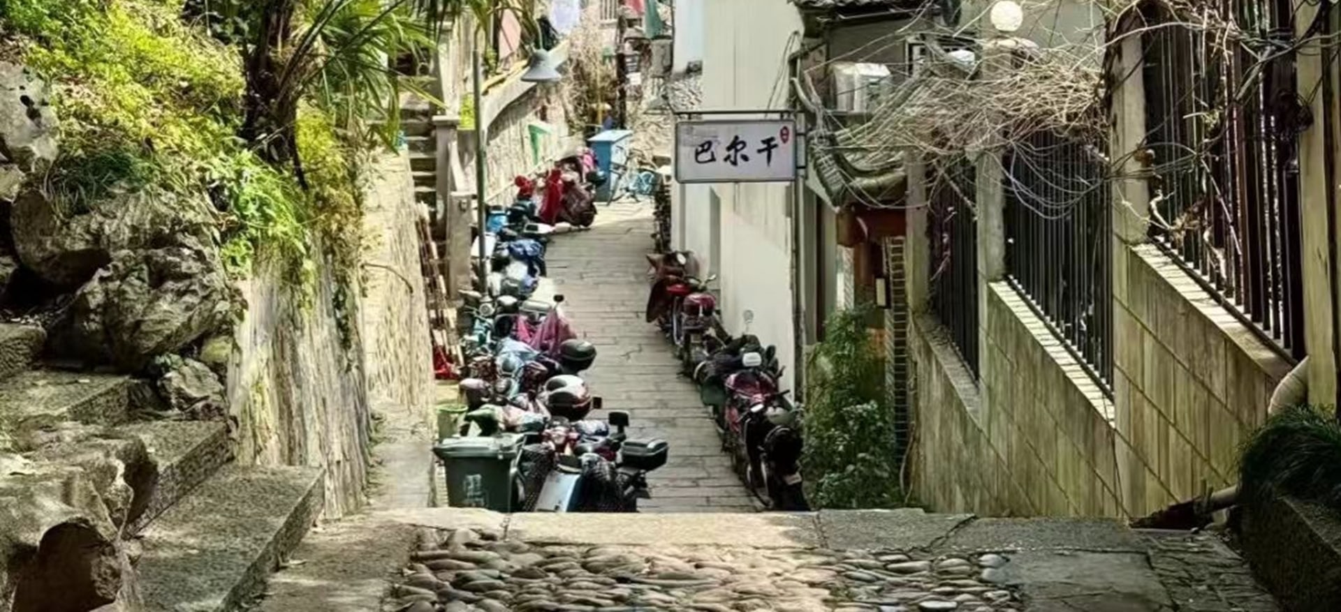 這裡曾是南宋王朝時的“皇城根兒”,更是南宋的文化中心和經貿中心。洋溢著濃郁的漢文化氣息,現在經過改造又開張了很多新的商鋪 這裡曾是南宋王朝時的“皇城根兒”,更是南宋的文化中心和經貿中心。洋溢著濃郁的漢文化氣息,現在經過改造又開張了很多新的商鋪