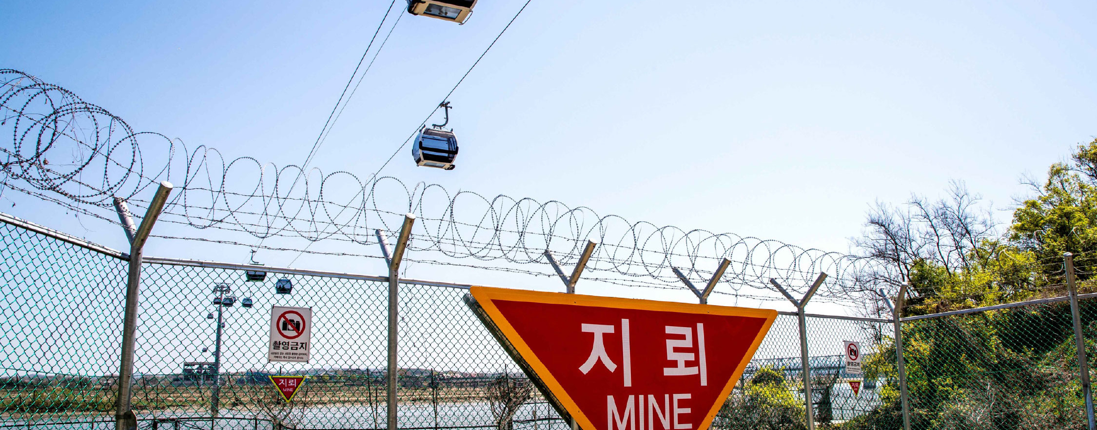 搭乘和平纜車，盡情欣賞 DMZ 非軍事區和臨津江的壯麗全景。在都羅展望台，近距離觀看北韓風光。探索兩個世界的交界。