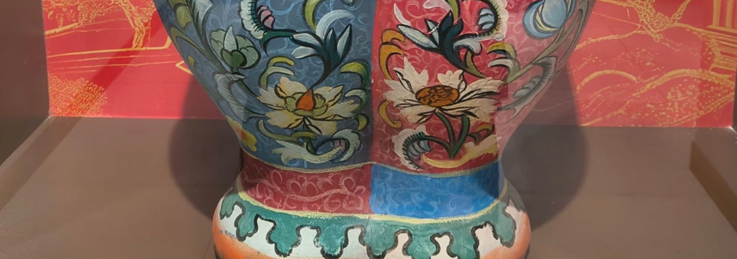 巧克力仿彩繪瓷瓶，雙色花紋精緻，傳統器型裹滿甜香