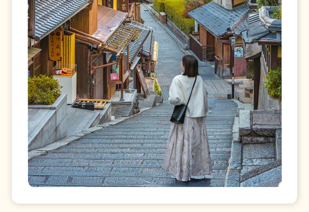 【二、三年坂】位於清水寺外的二年坂・三年坂是具有京都獨特風情的坡道，被列入了日本“重要傳統的建造物群保護地區”。