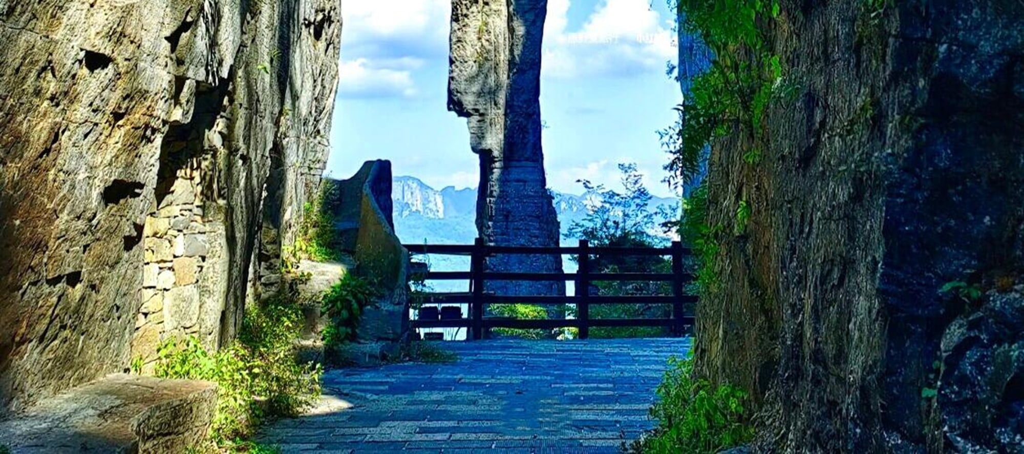 瞧這恩施盛景，奇峰傲立，綠意盈崖，飛鳥掠過天際。邂逅此景，便住進了心尖