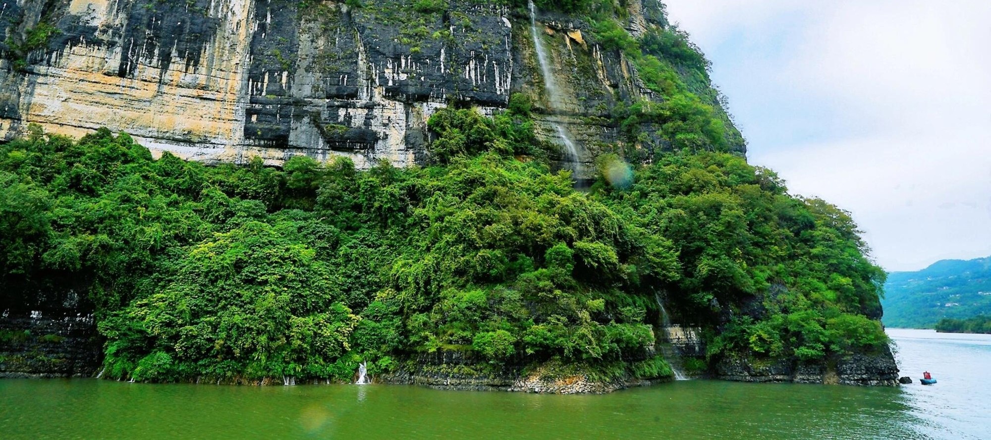恩施大清江，青山巍峨，飛瀑流銀。碧水蜿蜒於畫境，攬儘自然的綺麗與磅礴