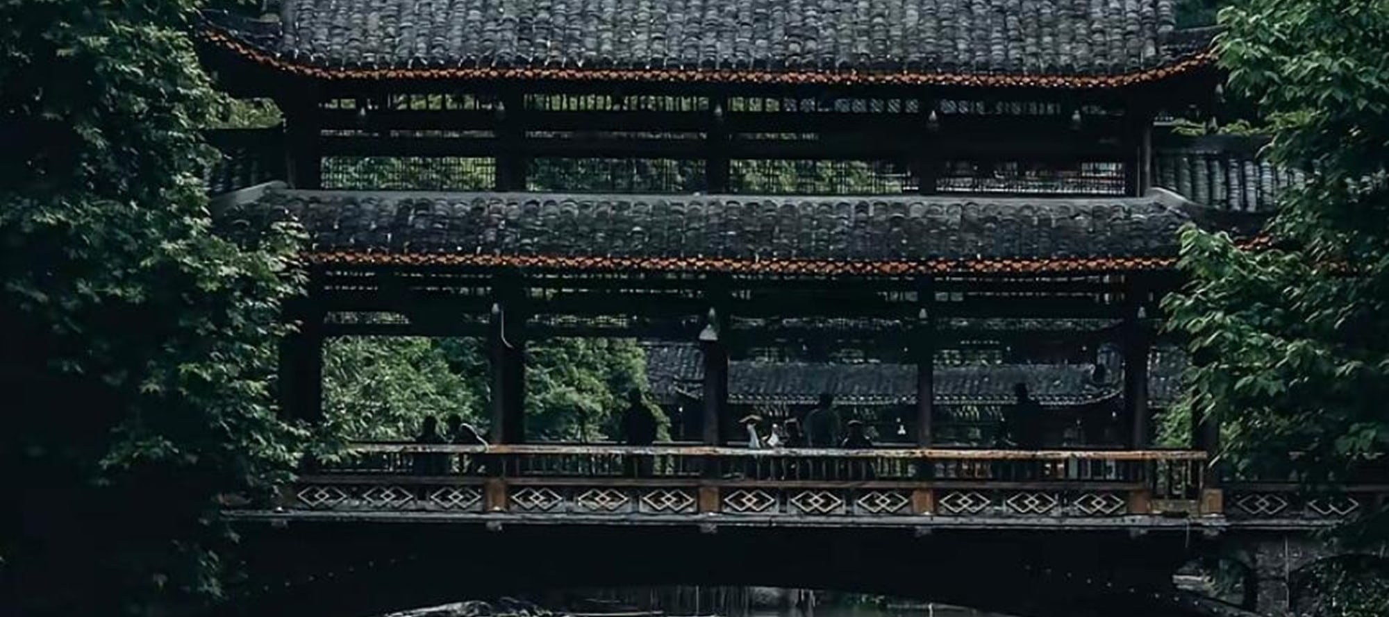 青山環抱間,西江千戶苗寨吊腳樓錯落有致,風雨橋靜臥碧波,一幅古韻悠然的山水苗鄉畫卷 青山環抱間,西江千戶苗寨吊腳樓錯落有致,風雨橋靜臥碧波,一幅古韻悠然的山水苗鄉畫卷