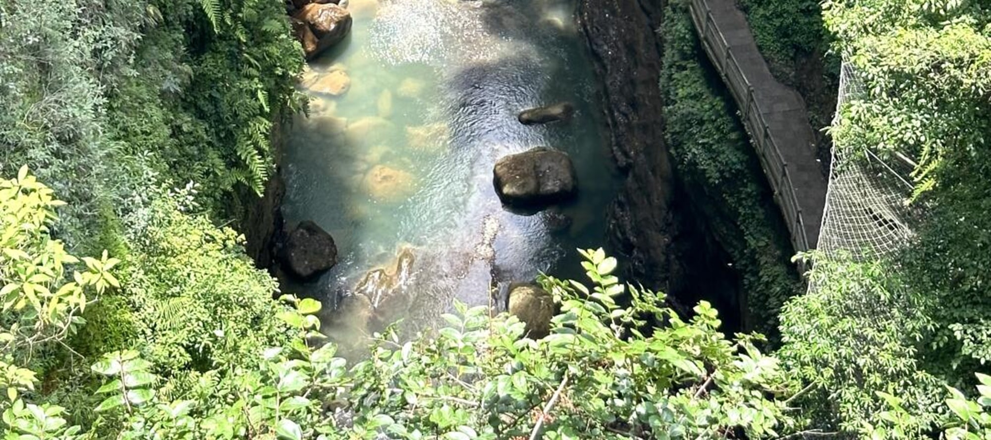 雲龍地縫，翠谷藏幽，碧水潺潺，飛瀑濺玉。漫步棧道，仿若走進綠野仙蹤之境