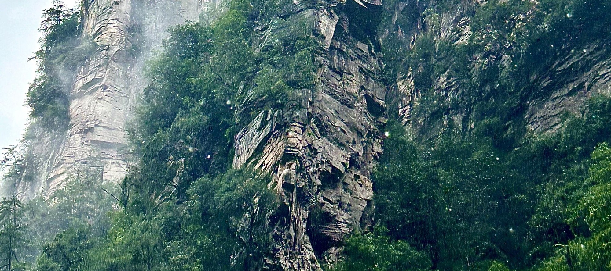 湖南張家界3天2晚（長沙往返+黃龍洞+國家森林公園+袁家界+天子山+天門山+玻璃棧道+天門洞+世界溶洞奇觀+乾坤柱+999階天梯）