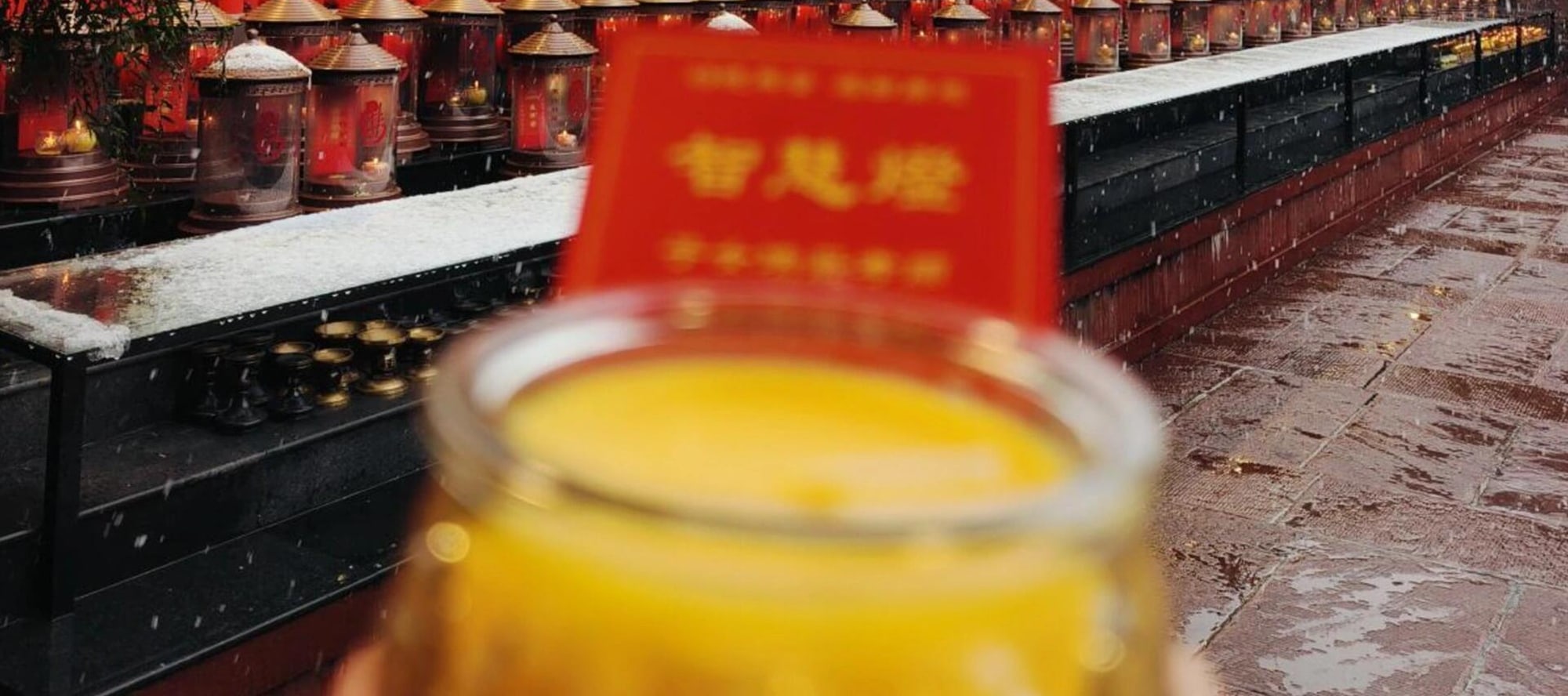 Step into the holy land of Emei, burn incense and kowtow in the ancient temple, wishing Buddha to bless you with peace, all your wishes will be answered, and blessings will last forever
