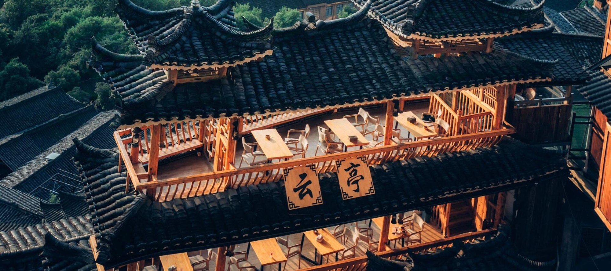 晨霧漫入西江千戶苗寨,吊腳樓若隱若現,仿若遺落人間的仙鄉,靜候你赴時光之約 晨霧漫入西江千戶苗寨,吊腳樓若隱若現,仿若遺落人間的仙鄉,靜候你赴時光之約