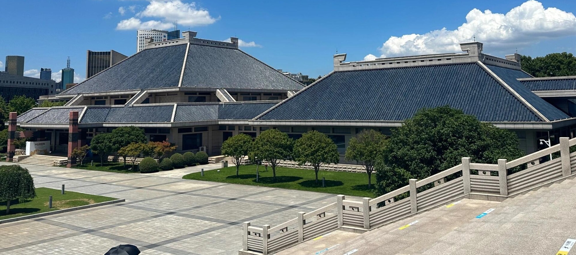 湖北省博物館，古樸建築藏瑰寶。越王勾踐劍等稀世珍品雲集，開啟荊楚文化探秘之旅