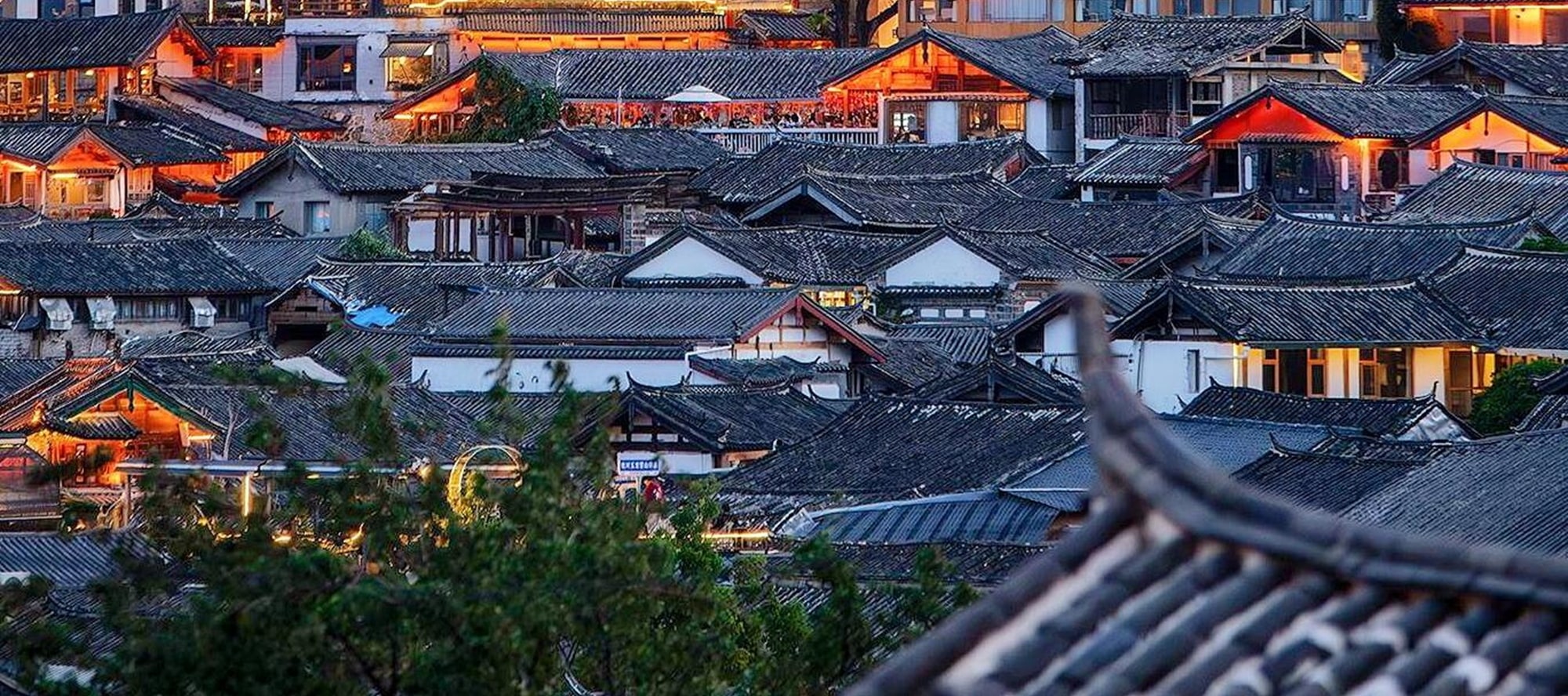 麗江古城夜，燈火漫簷角，樓閣隱翠山，藏千年浪漫