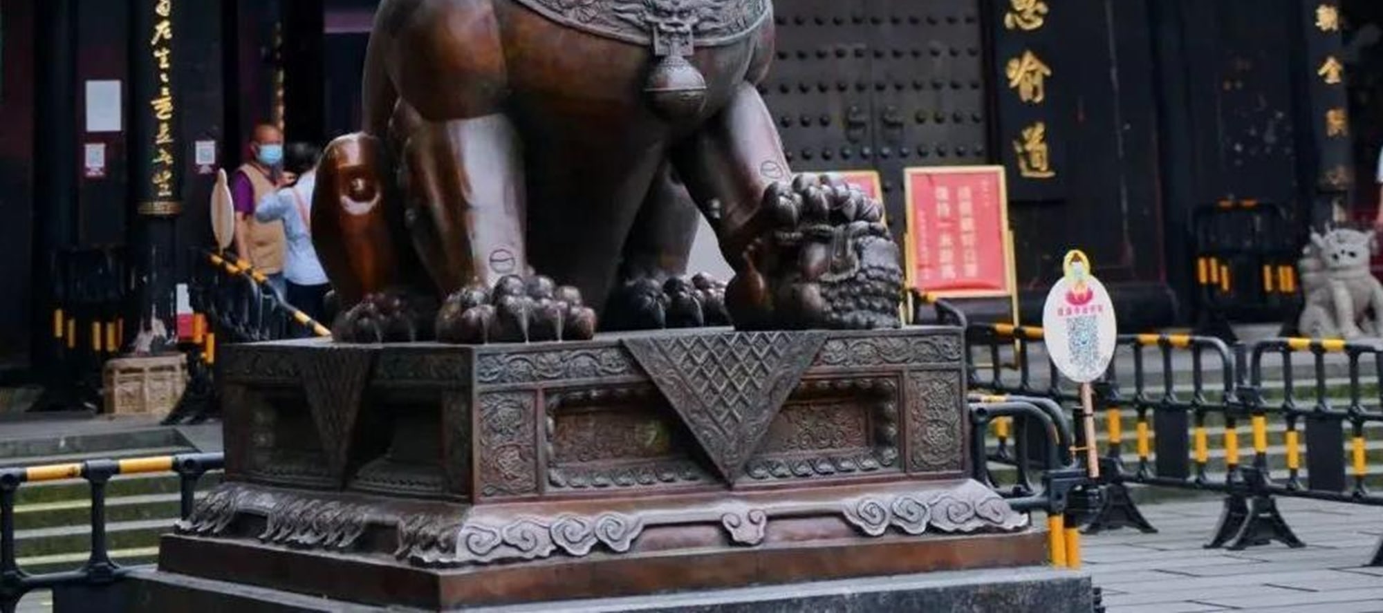 The following is the 40-character slogan of Baoguo Temple:

"Baoguo Temple at the foot of Mount Emei, with a plaque inscribed by Emperor Kangxi. The temple is magnificent and full of Zen, and the sound of Buddha brings peace"