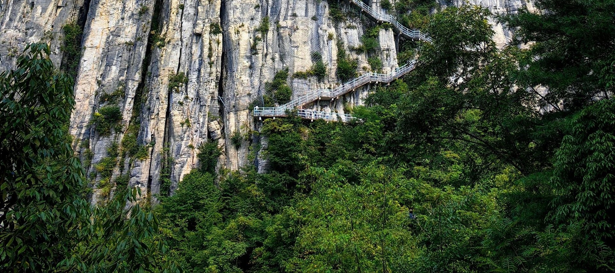 恩施大峽谷，峭壁摩天，棧道蜿蜒如龍。於雲霧間穿梭，邂逅山巔的壯闊與神秘