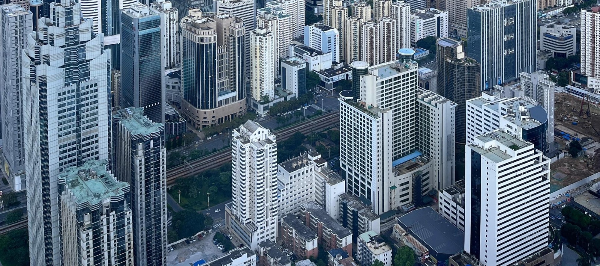 Shenzhen aerial view, blue sky, buildings, and distant mountains in one frame, immersive experience of the beauty of the fusion of city and nature